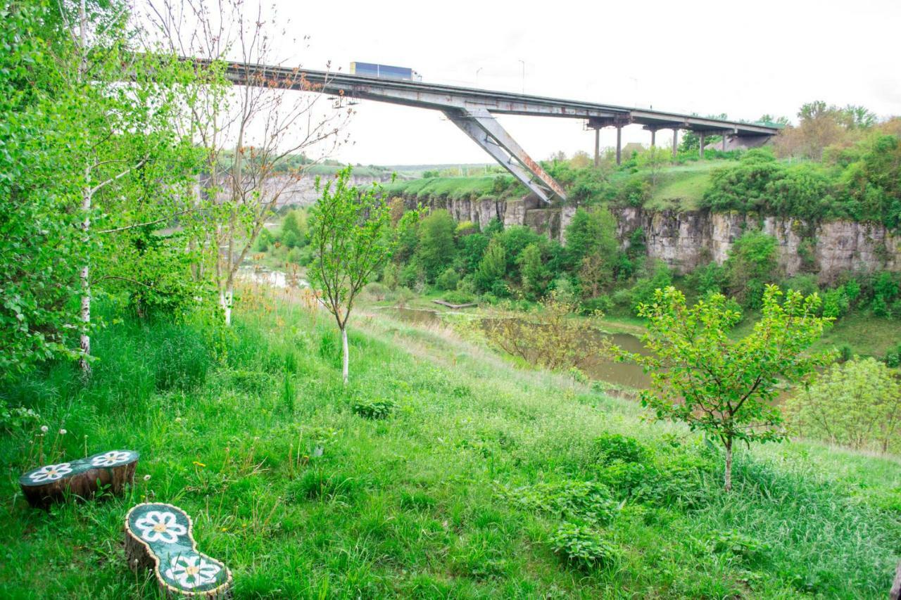 Hotel Каприз Kam'janec'-Podil's'kyj Esterno foto